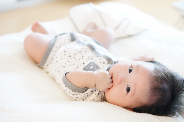 赤ちゃんの利き手はいつから判断できる 寝返りの方向が関係ってホント 香港のんびり子育て